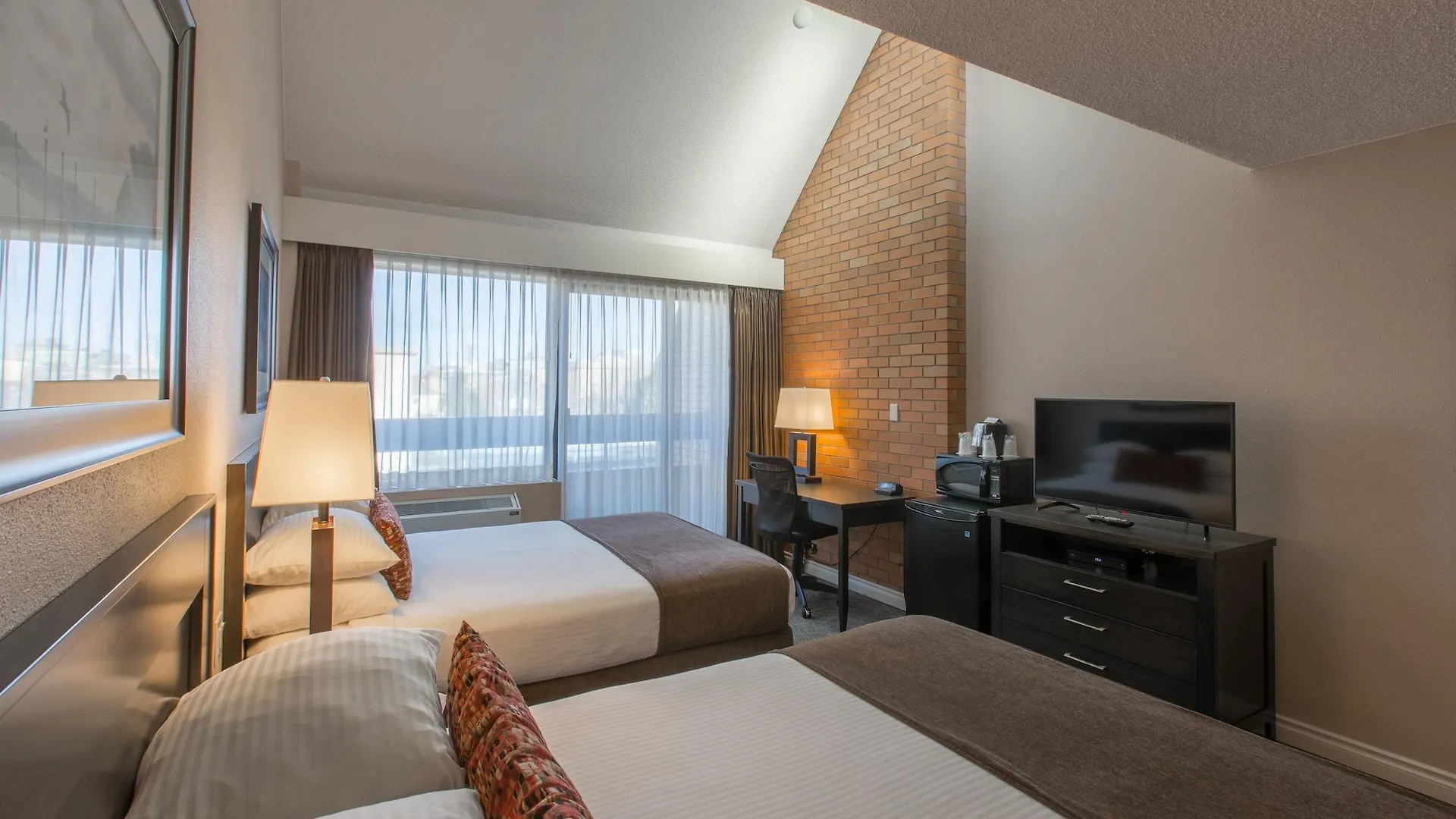 Hotel The Embassy Inn Victoria