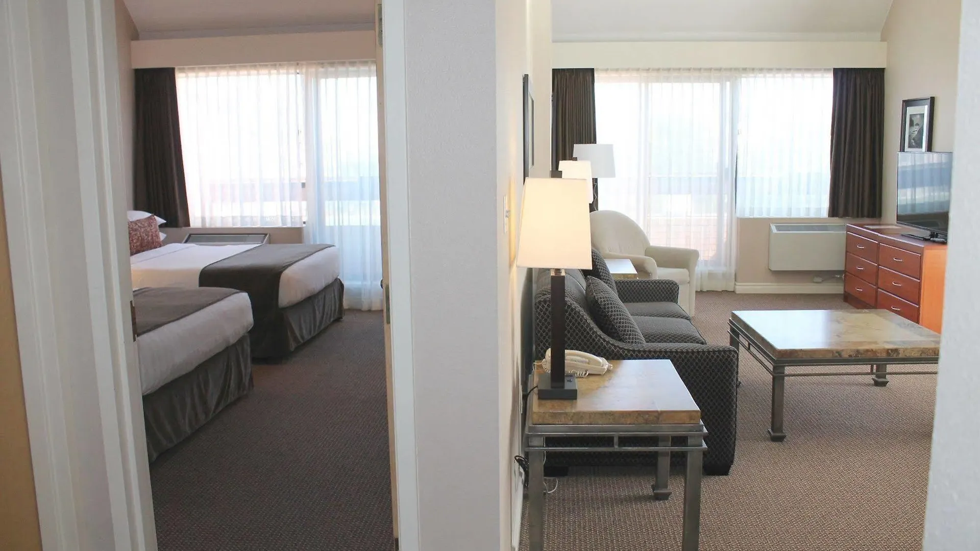 Hotel The Embassy Inn Victoria